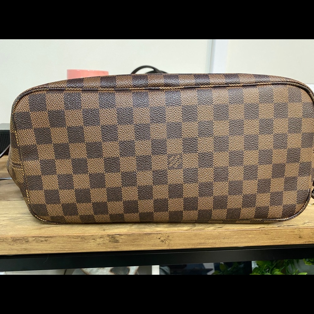 Louis Vuitton Neverfull MM - Picture 10 of 14